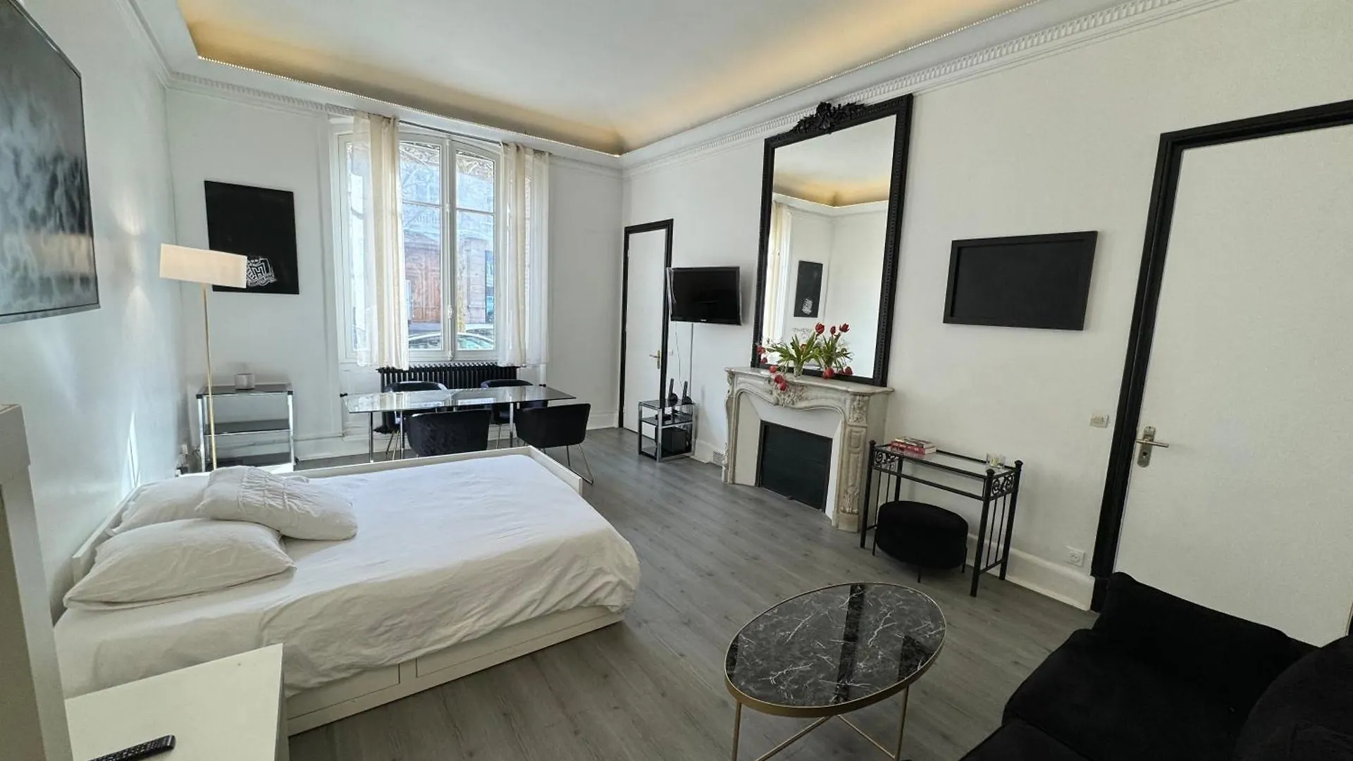 Luxe Apartment Champs Elysees & Trocadero Paris France