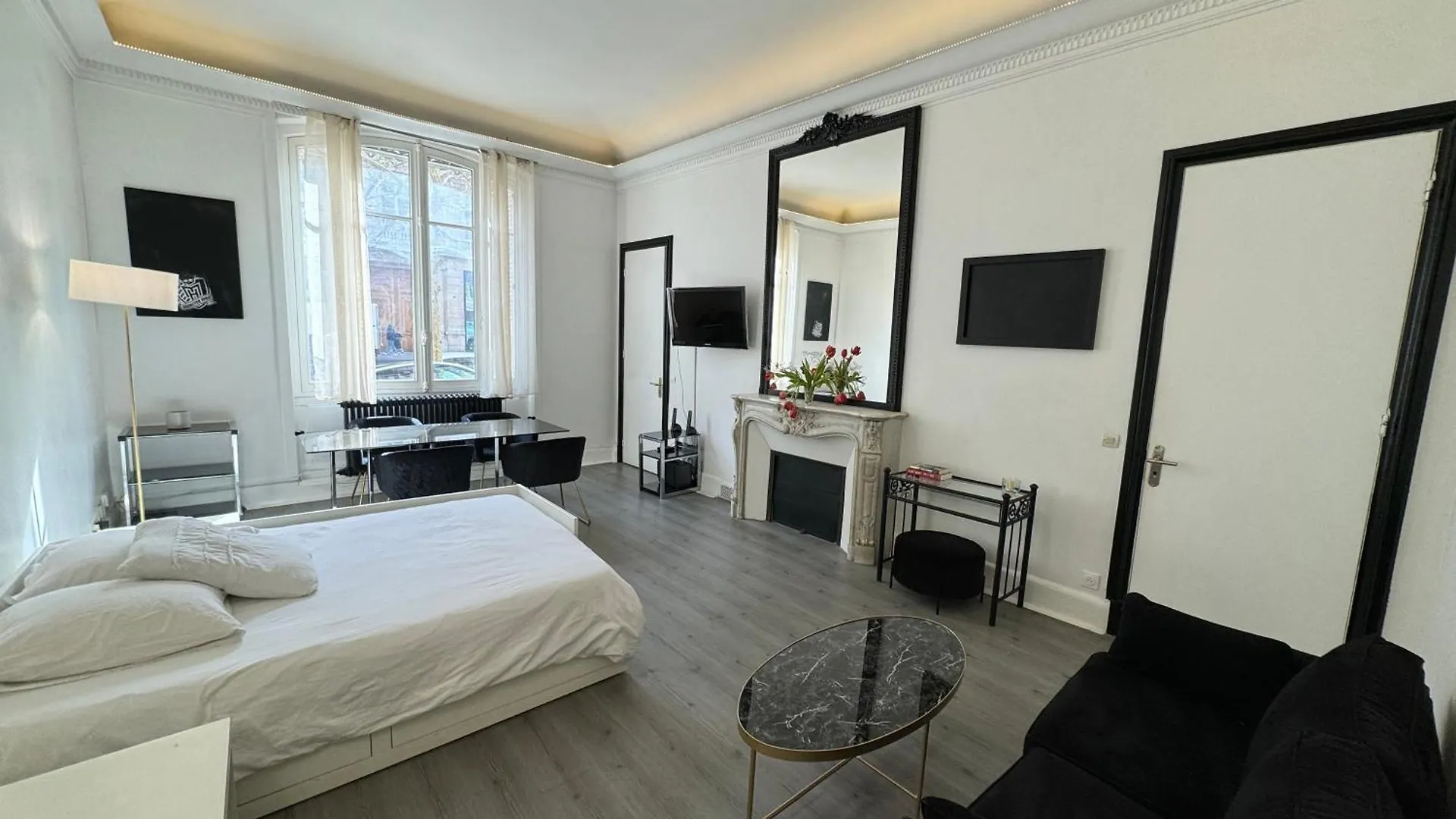 Luxe Apartment Champs Elysees & Trocadero Paris France