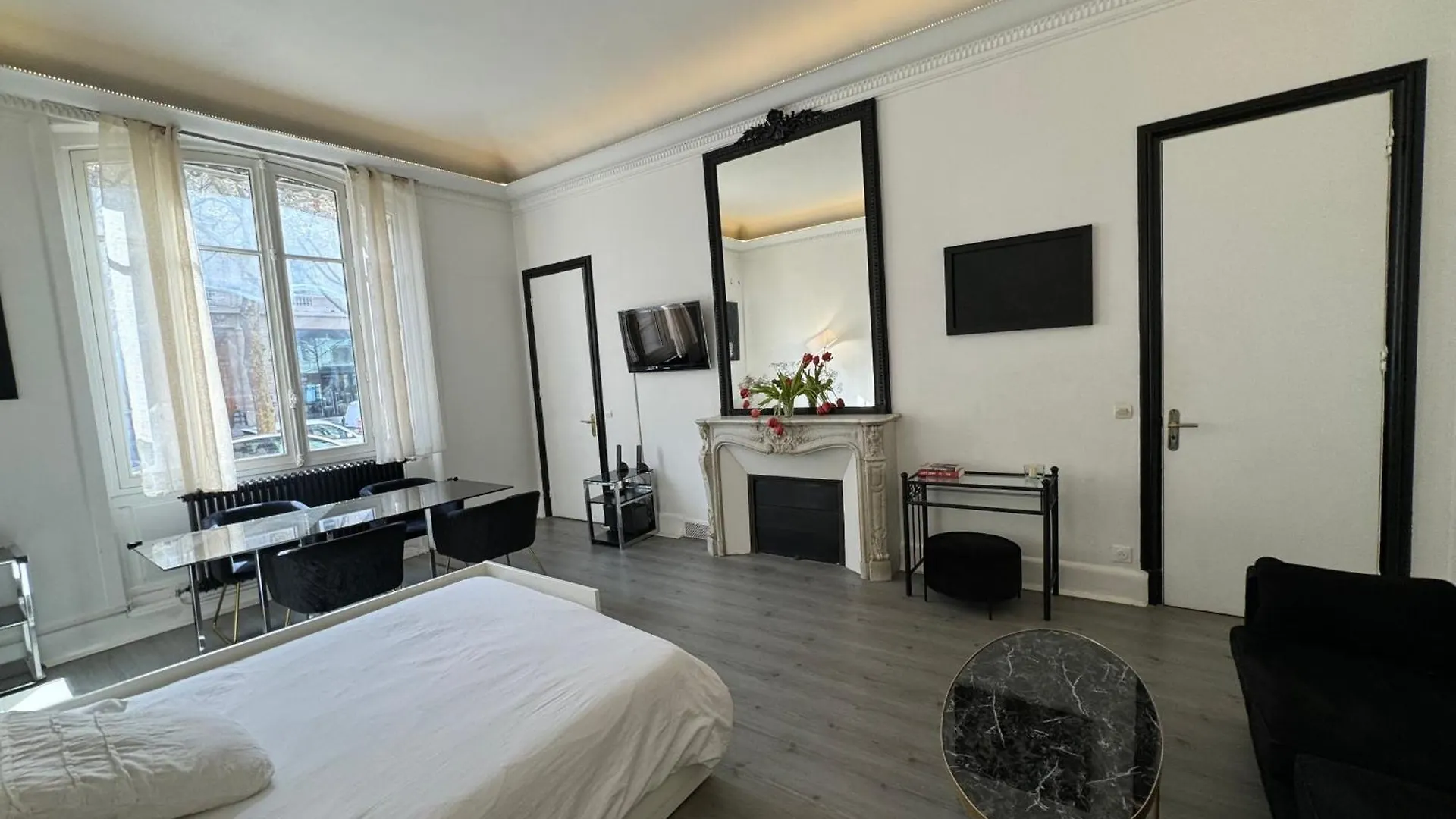 Luxe Apartment Champs Elysees & Trocadero Paris France